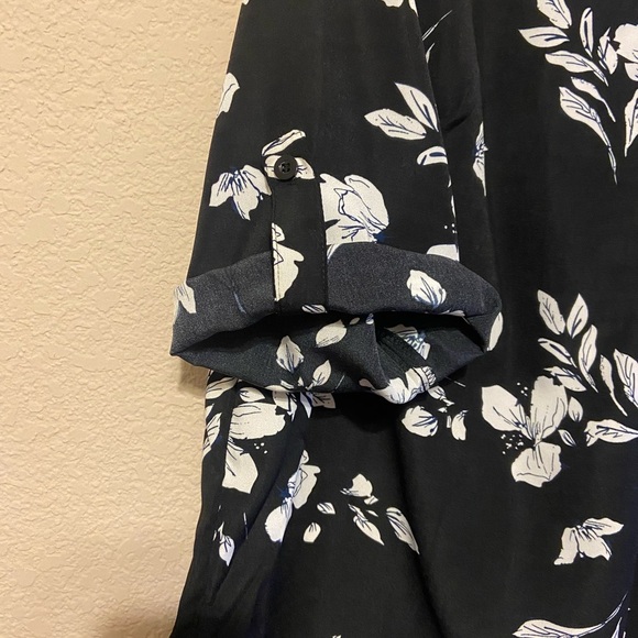 NWT BloomChic Blouse top shirt black white blue floral plus size 18-20 2X - Picture 3 of 6